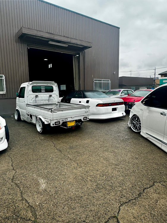 エスクァイアのダッシュボードマット色変更・板金屋さんにて・仲間のヴォクシーをパワーUP・皆んなで力を合わせてイジイジに関するカスタム事例の投稿画像2枚目