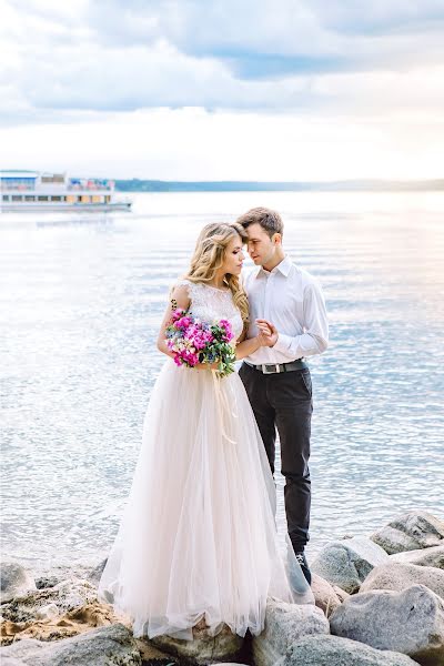 Fotógrafo de casamento Anna Ostrovskaya (artday). Foto de 14 de agosto 2017