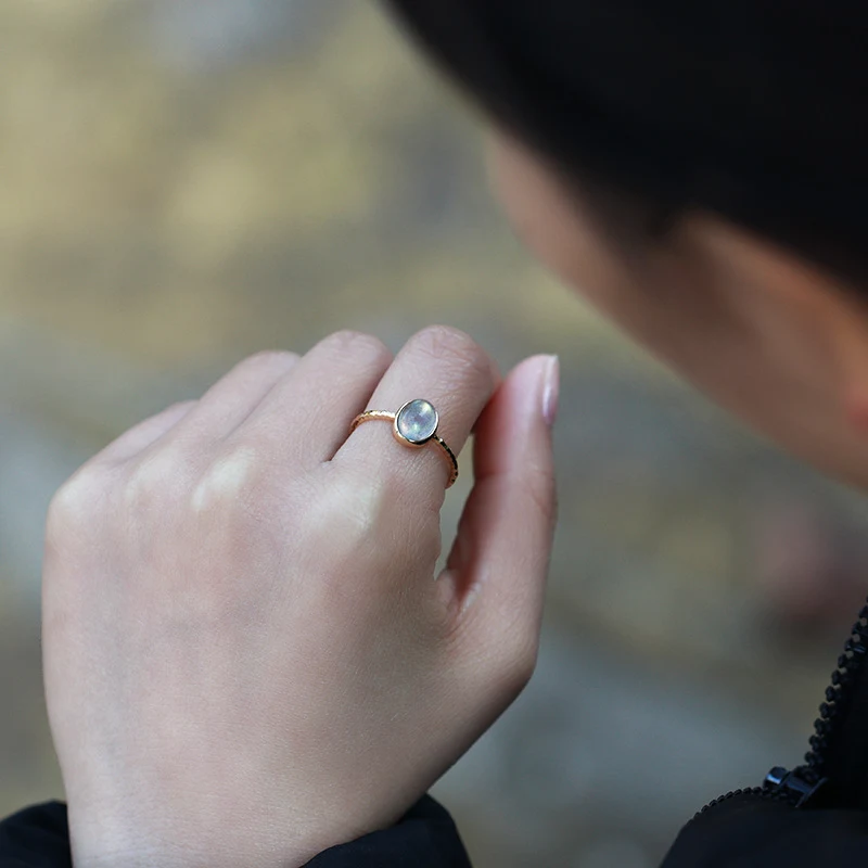 Eenvoudige labradoriet ring voor dames, accentueert je persoonlijkheid. Natuursteen, subtiel design, perfect voor dagelijks gebruik. Vrouwelijke sieraden.