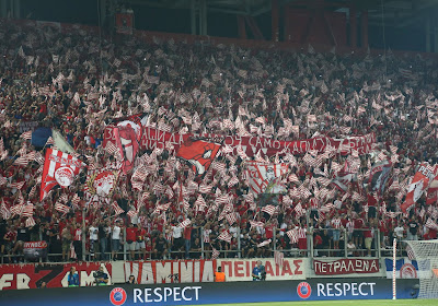 Le magnifique tifo commun des supporters de l'Olympiakos et de l'Etoile Rouge