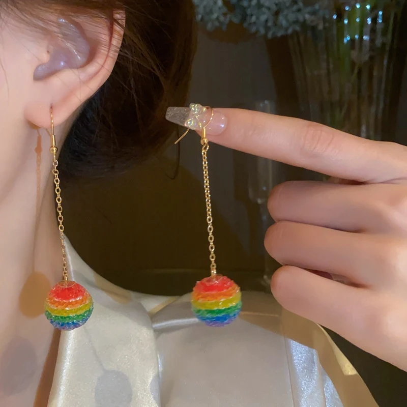 Pendientes de bola de arcoíris con brillantes de plata, estilo dulce e informal, para un toque de moda con sentido del diseño