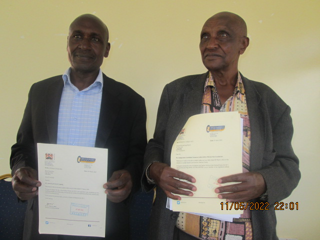 Independents engineer Samuel Rotich from Kipkelion and his Soin-Sigowet counterpart engineer Elijah Kirui Maru display their clearance certificates to run as governor an deputy governor.