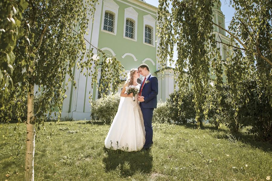 Wedding photographer Valentina Baturina (valentinalucky). Photo of 31 August 2015