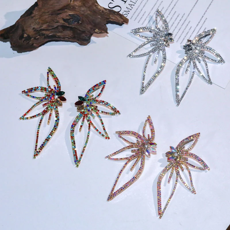 Boucles d'oreilles personnalisées en forme de fleur feuille de diamant scintillantes, un cadeau unique et élégant pour elle.