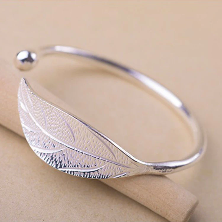 Pulseira feminina simples com formato de folha, moda elegante, acessório charmoso e delicado, perfeito para complementar seu look diário, fácil de usar e combinar.
