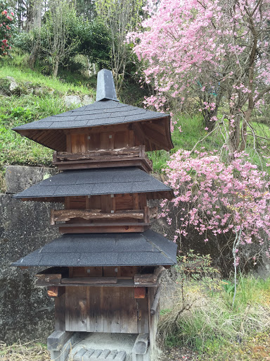 バス停の三重塔