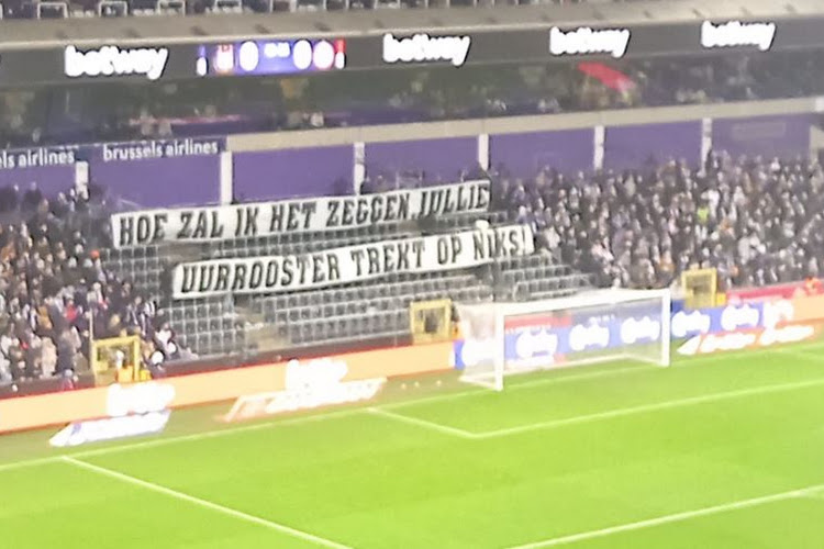 Anderlechtfans protesteren met spandoek tegen aanvangsuur van bekermatch