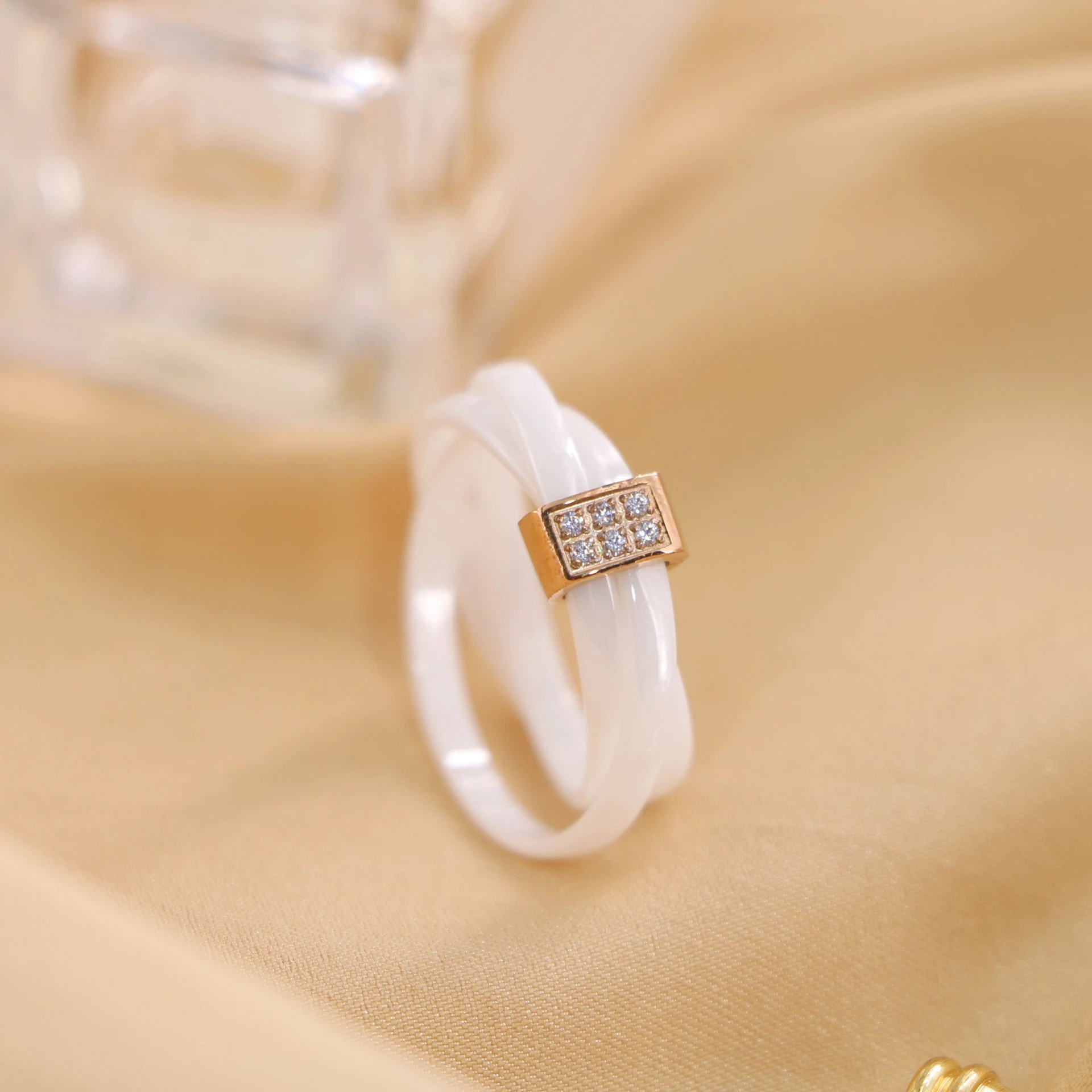 Title 7, Zwart-witte keramische ring met kruisopening, t...