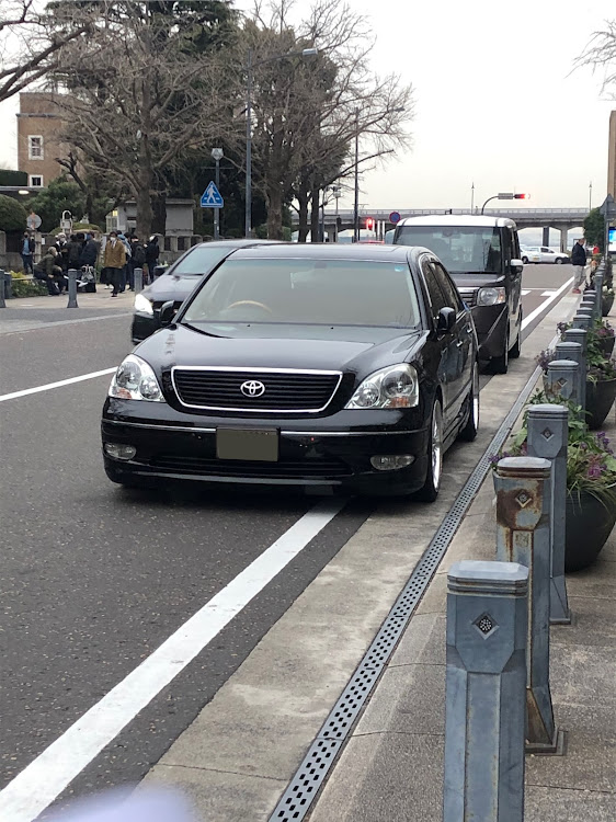 セルシオの何気ない路駐・他車が映り込む・素人が撮るとそんなもん・ゴルフバックを4つ積み込める・セルシオで良かったに関するカスタム事例の投稿画像1枚目