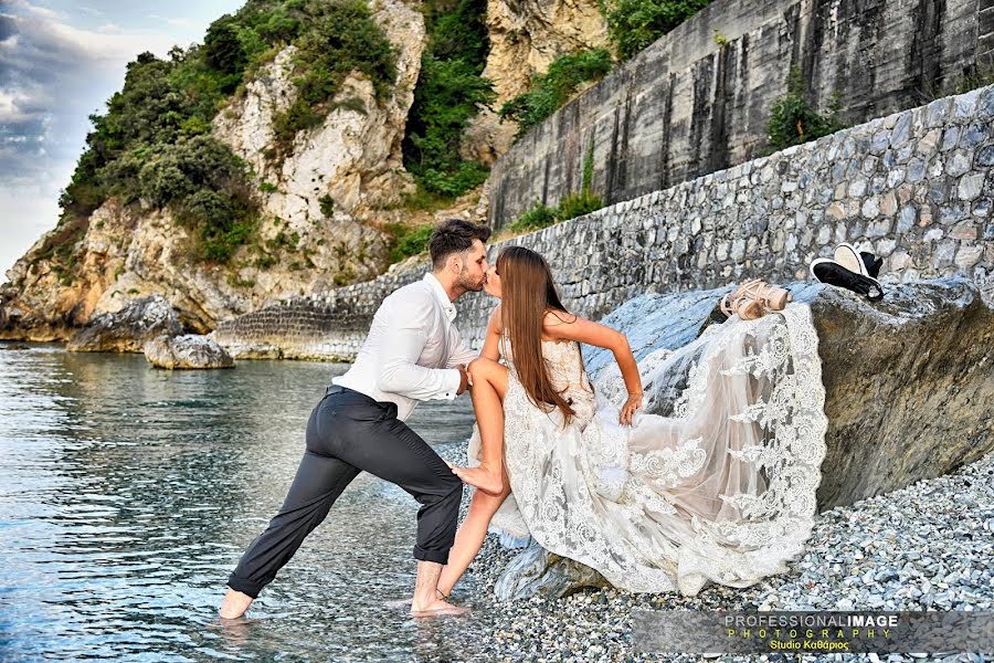 結婚式の写真家Nikos Savidis (studiokatharios)。2019 6月19日の写真