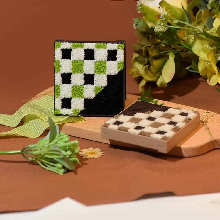 Palette de fards à paupières chocolat avec feuille d'or pour débutants. Sublimez votre regard avec des looks simples et glamour.