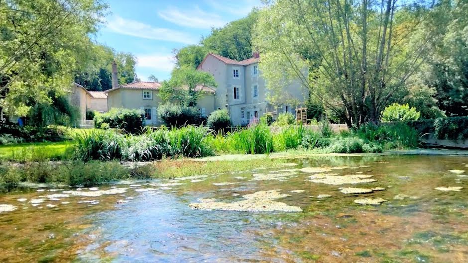 Vente moulin  458 m² à Romagne (86700), 583 000 €