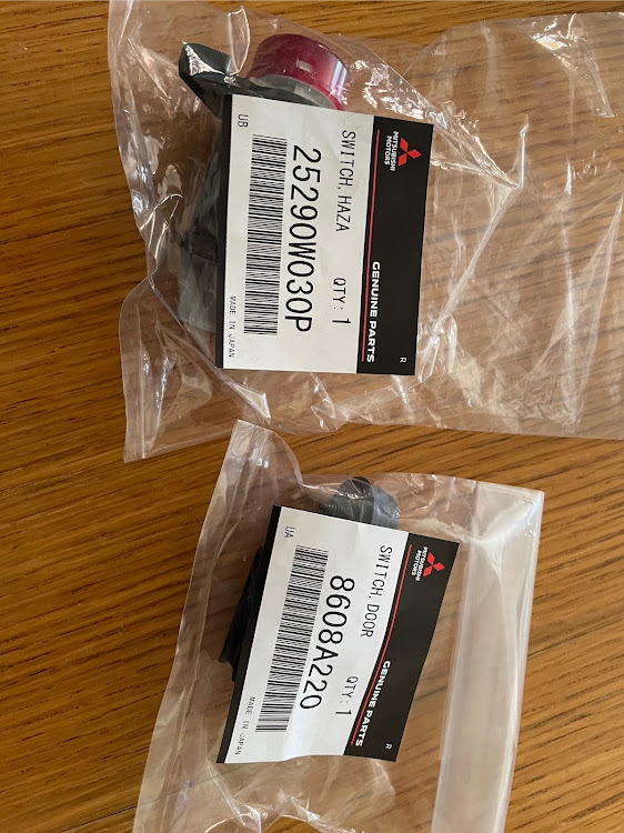 ミニキャブトラックのハザードスイッチ交換・ドアスイッチ交換・ミニキャブトラック・三菱純正部品に関するカスタム事例の投稿画像2枚目