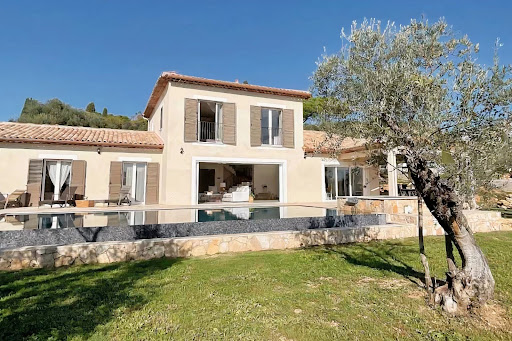 Villa with pool 1