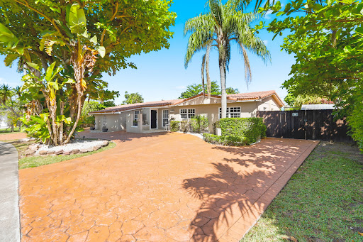 House with pool and garden 2