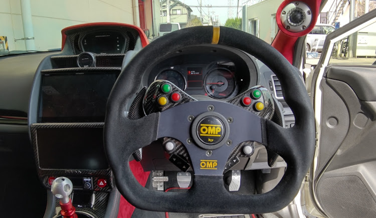 WRX STIのステアリングスイッチ・ステアリングリモコン・ステアリングリモコン取付・ラフィックスに関するカスタム事例の投稿画像1枚目