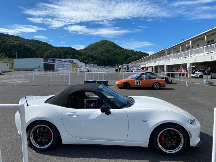 ロードスターの流行りに便乗・真横に関するカスタム事例の投稿画像3枚目