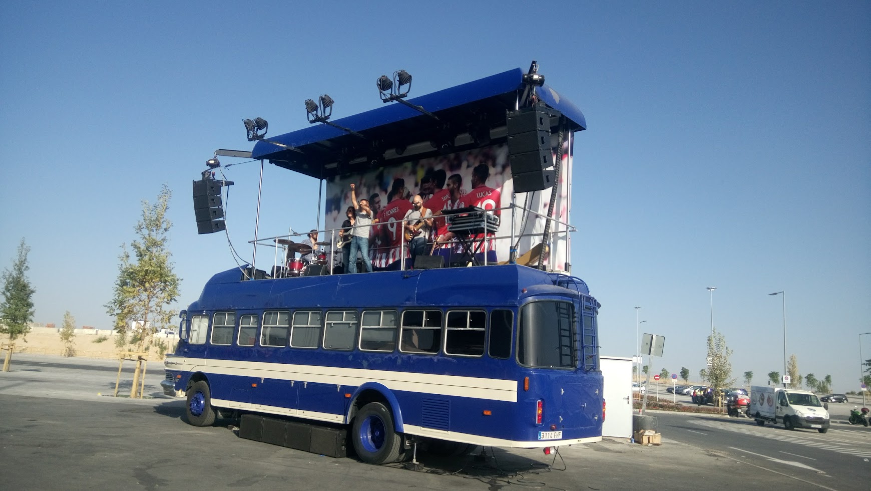 grupo de música tocando encima de autobús Atletico de Madrid 2017