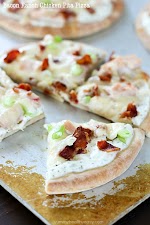 Bacon Ranch Chicken Pita Pizza was pinched from <a href="http://www.yummyhealthyeasy.com/2015/06/bacon-ranch-chicken-pita-pizza.html" target="_blank">www.yummyhealthyeasy.com.</a>