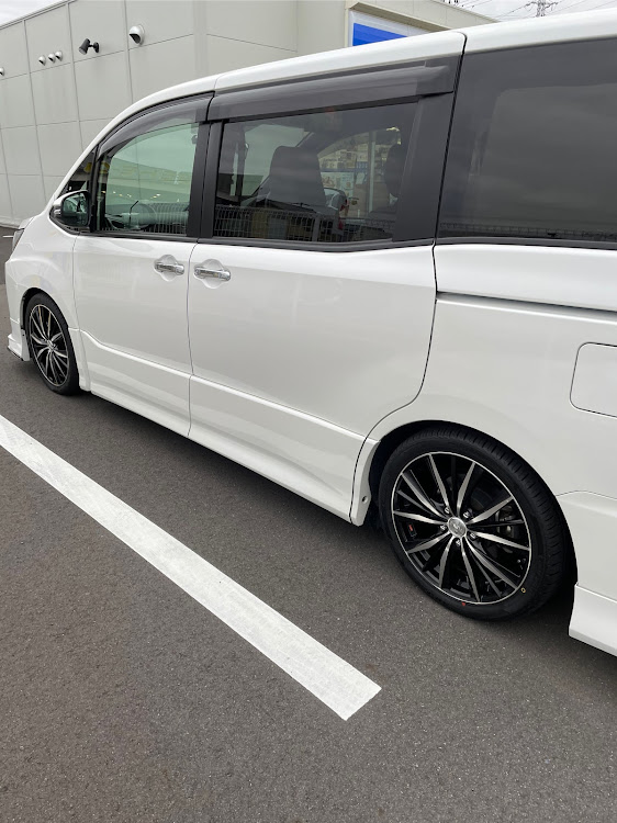ノアのホイール交換・車高調整に関するカスタム事例の投稿画像2枚目