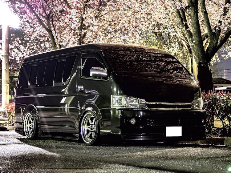 ハイエースのさくら🌸・一眼レフ撮影・車高短・生足最高だね！に関するカスタム事例の投稿画像1枚目