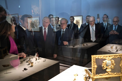 Putin i Makron obišli izložbu o poseti Petra Velikog Parizu