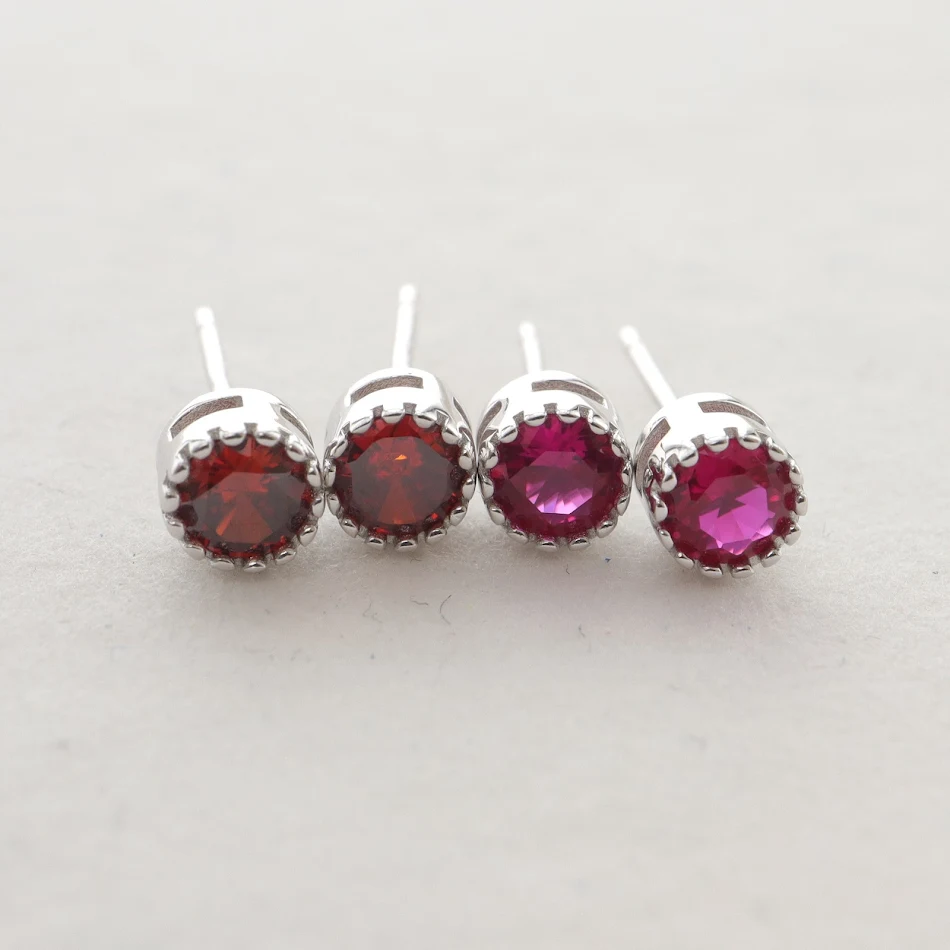 Boucles d'oreilles clous en argent S925 avec diamants multicolores et un strass. Sublimez votre look avec ces bijoux étincelants et féminins.