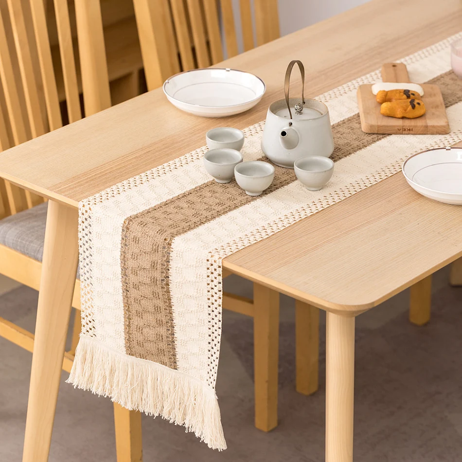 Tafelloper met kwastjes en hol patroon voor theetafeldecoratie, beschermende doek, verfraait je interieur stijlvol.