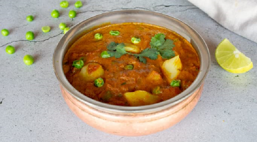 Aloo Matar (Semi Dry)