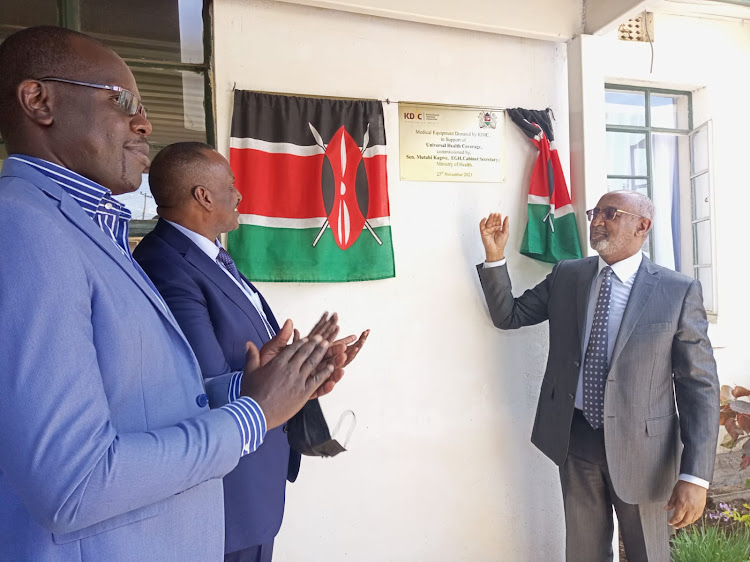 Health CAS Dr Rashid Aman, the National Spinal Injury Hospital superintendent Soren Otieno and the Kenya Deposit Insurance Corporation CEO Mohamud Ahmed Mohamud during the commissioning of the KDIC-funded medical equipment at the facility on November 23, 2021