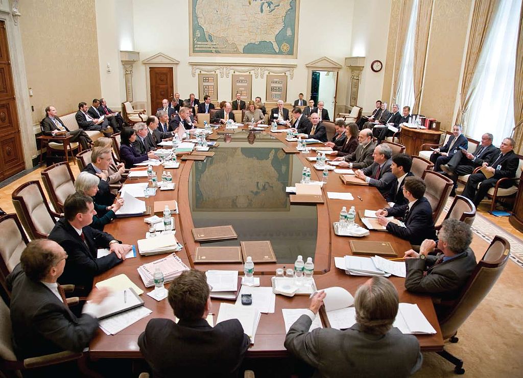 1024px-Federal_Open_Market_Committee_Meeting.jpg