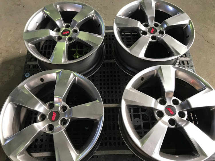 レヴォーグのホイール・STIに関するカスタム事例の投稿画像1枚目