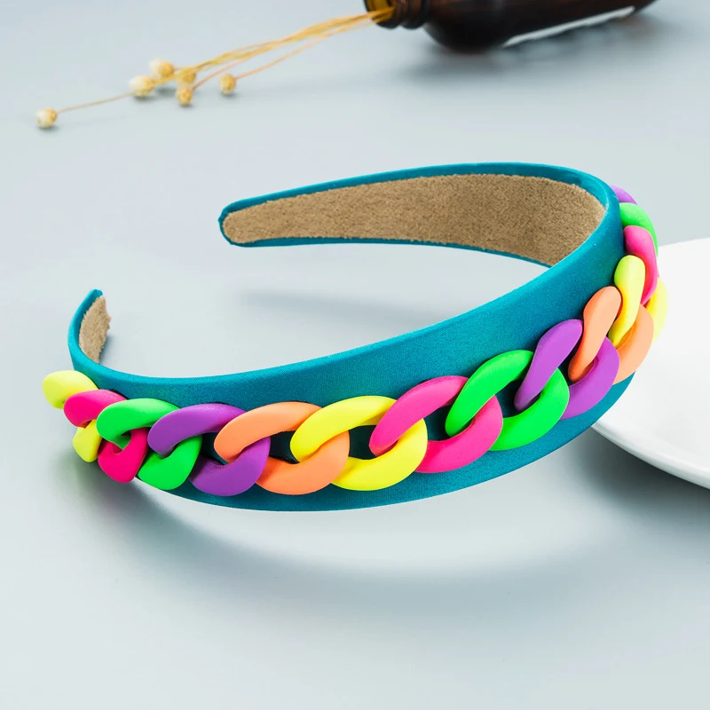 Serre-tête Macaron à Large Bord et Chaîne Colorée pour Femme, Accessoire Cheveux Élégant et Tendance, Parfait pour toutes les occasions et styles