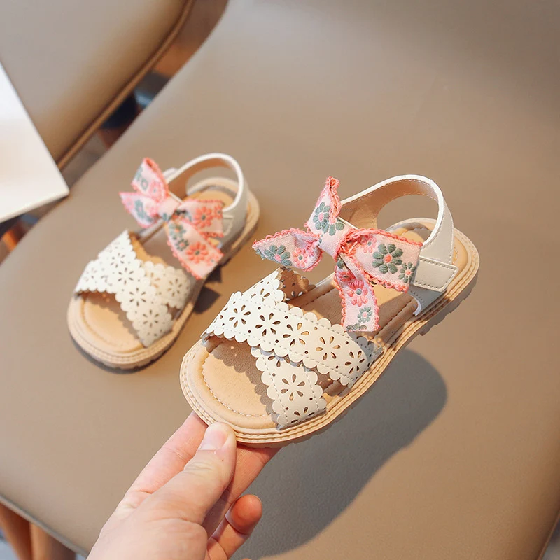 Sandales de princesse fleuries ajourées pour filles, légères et respirantes, parfaites pour l'été, élégantes et confortables pour toutes occasions.