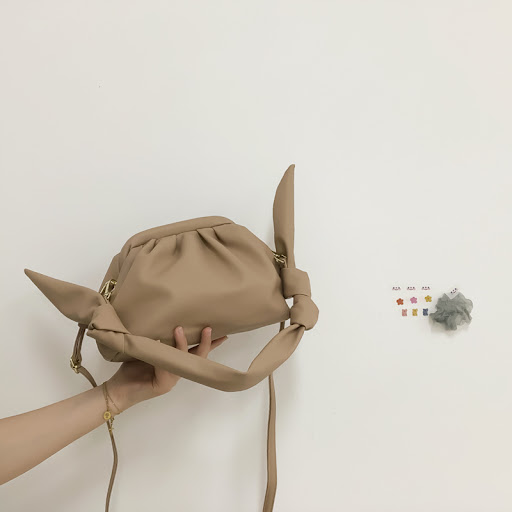 Title 2, Handgeplooide Cloud Bag schoudertas. Zacht en r...