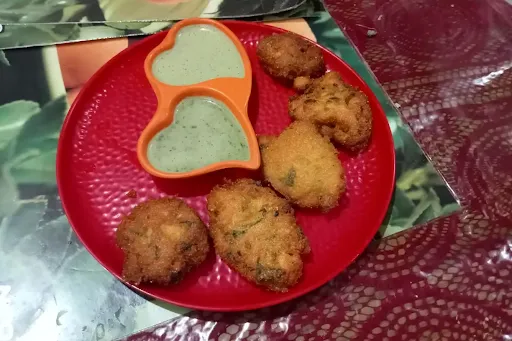 Macher Dimer Pakoda With Green Chutney