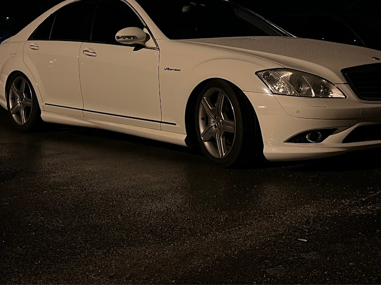 SクラスセダンのSクラス W221・AMG S63・冬至・車高調整・クリスマスイヴに関するカスタム事例の投稿画像3枚目