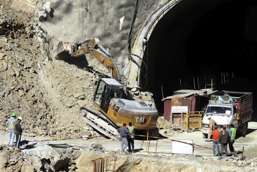 U Indiji sedmi dan pokušaja spasavanja radnika živih zatrpanih u tunelu