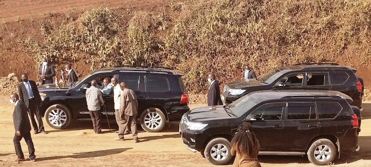 Veteran journalist Munene Kamau (with a walking stick) converses with President Uhuru kenyatta in Thiba dam construction site in Kirinyaga on Monday