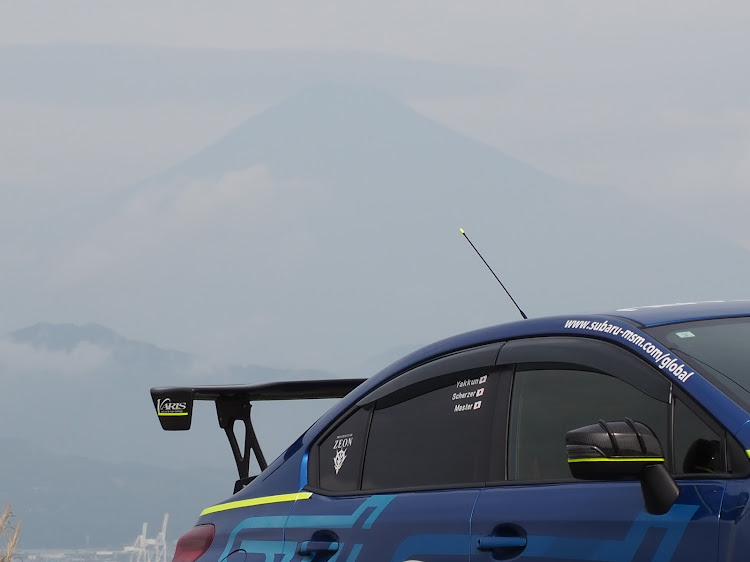 WRX STIの蛍光イエロー・自然に溶け込む⁉️・こっそりリニューアル計画中🙊・日本平・峠ステッカーに関するカスタム事例の投稿画像2枚目