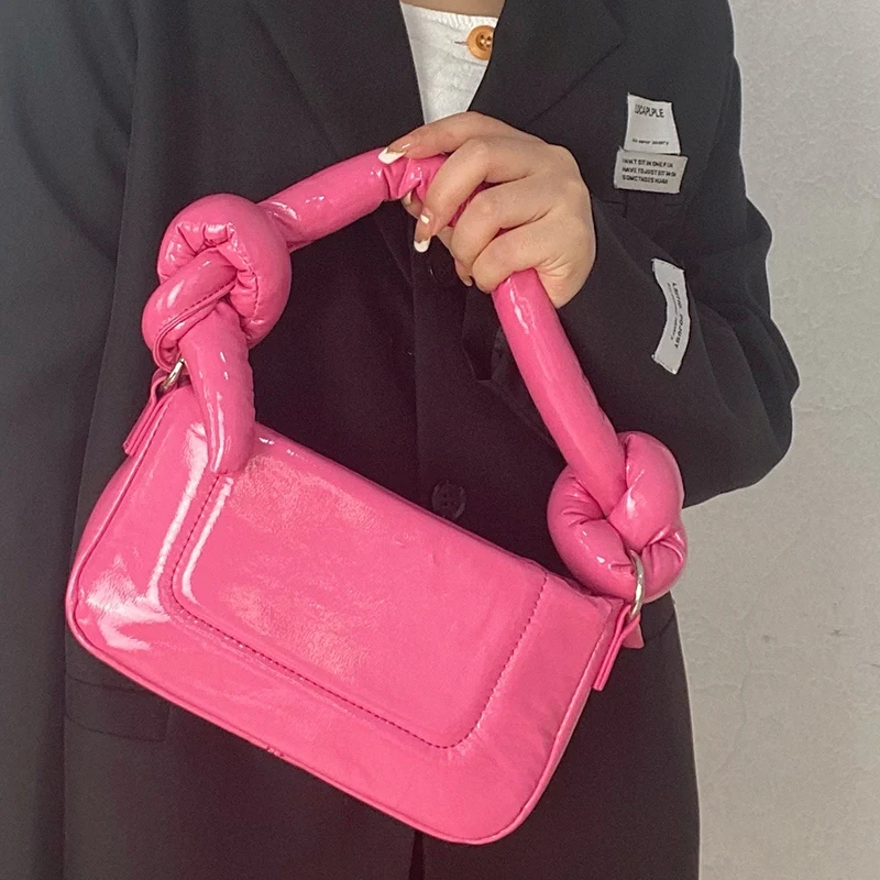 Korejska verzija niš dizajna Trendy Retro Kvadrat Mekan. Elegantan i udoban retro dodatak za svakodnevnu upotrebu, savršen za moderan izgled.