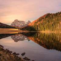 Riflessi di montagna al tramonto