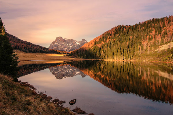 Riflessi di montagna al tramonto