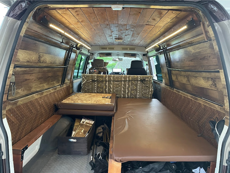 ボンゴブローニイバンの車中泊・DIY・バンライフ・ダイソー・間接照明LEDに関するカスタム事例の投稿画像2枚目