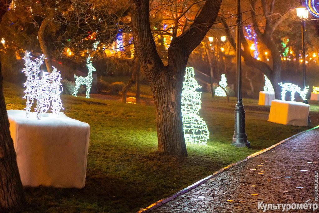 Под Приморским бульваром появился сад светящихся фигур. ФОТО