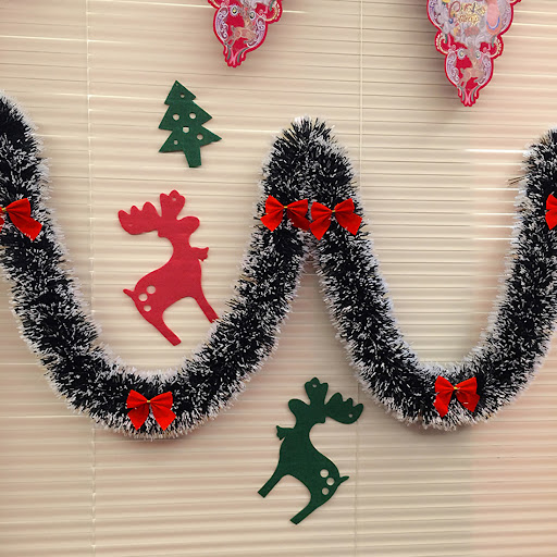 Title 5, 2M Long Dark Green White Edge Christmas Snowfla...