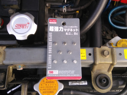 スバル R2を華麗にカスタム By Van 18 11 26 今日も懲りずに100グッズで燃料パイプのdiyヤラカしてますよ 笑 Daisoのネオジム磁石を使っち Cartune