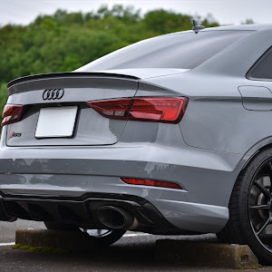 RS3 セダン 8V型