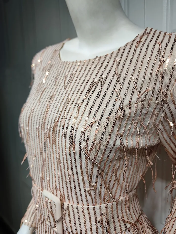 Robe Musulmane Slim Fit à Paillettes et Pompons Élégance Assurée Design Tendance Confort Exceptionnel Parfaite pour les Cérémonies et Soirées
