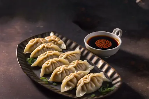 Veg Steamed Butter Momos [8 Pieces]